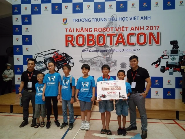 Học sinh Bình Dương thi “Tài năng Robot Việt Anh 2017”