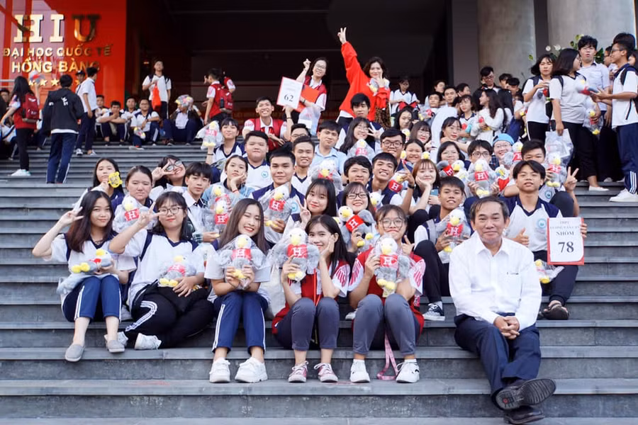 Ở HIU không chỉ có môi trường học tập thân thiện, vui tươi, mà còn có đội ngũ thầy cô giáo hết lòng yêu thương sinh viên