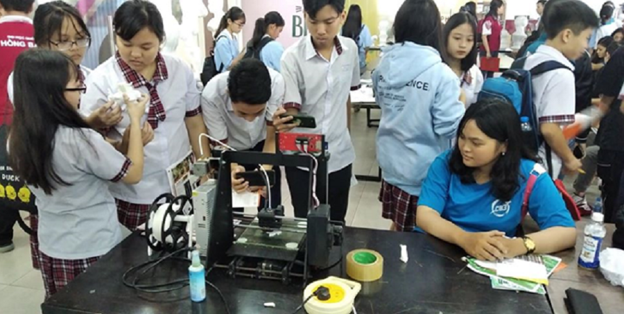 Học sinh THPT thích thú tìm hiểu các ngành nghề đào tạo tại HIU