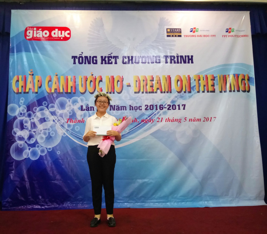 Em Nguyễn Lê Quỳnh Anh (THPT Nguyễn Du) nhận giải nhất cuộc thi Ước mơ của tôi. Em Nguyễn Lê Quỳnh Anh (THPT Nguyễn Du) nhận giải nhất cuộc thi Ước mơ của tôi.