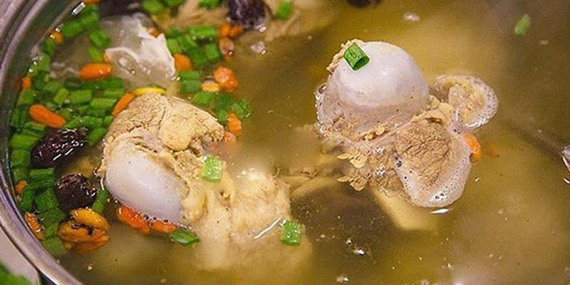 Chỉ cho con ăn nước hầm xương khiến bé lùn.