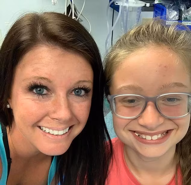 Kỳ lạ cô bé cứ chải tóc là ngất xỉu - Ảnh 1