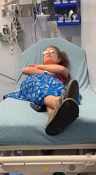 Kỳ lạ cô bé cứ chải tóc là ngất xỉu - Ảnh 2