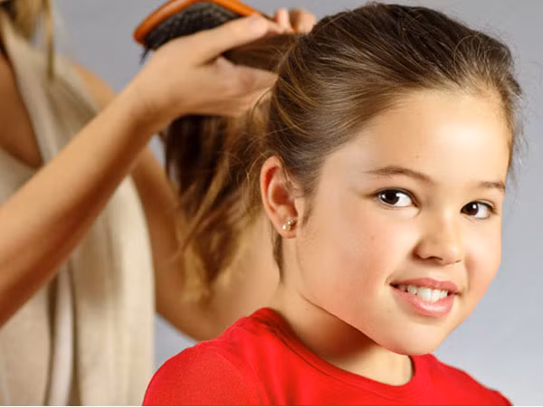 Kỳ lạ cô bé cứ chải tóc là ngất xỉu - Ảnh 3