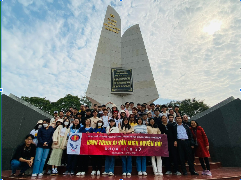 Sinh viên khoa Lịch sử thực tập thực tế tại Bảo tàng Hoàng Sa, Thương cảng Hội An, Đại nội Huế, Thành cổ Quảng Trị, Làng Sen Nam Đàn, Cố đô Hoa Lư, Văn Miếu Quốc Tử Giám và những di sản khác của quốc gia và thế giới - Ảnh: Khoa Lịch sử