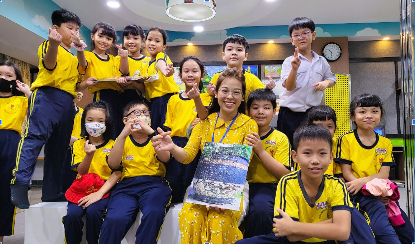 Mỹ Hạnh còn đảm nhận nhiệm vụ xây dựng các chương trình học tập trải nghiệm khám phá di sản cho học sinh cấp 1, cấp 2 khi đến tham quan tại Dinh Độc Lập - Ảnh: NVCC