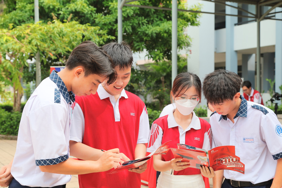 Học sinh đang tìm hiểu thông tin nhóm ngành Khoa học xã hội tại HIU Học sinh đang tìm hiểu thông tin nhóm ngành Khoa học xã hội tại HIU