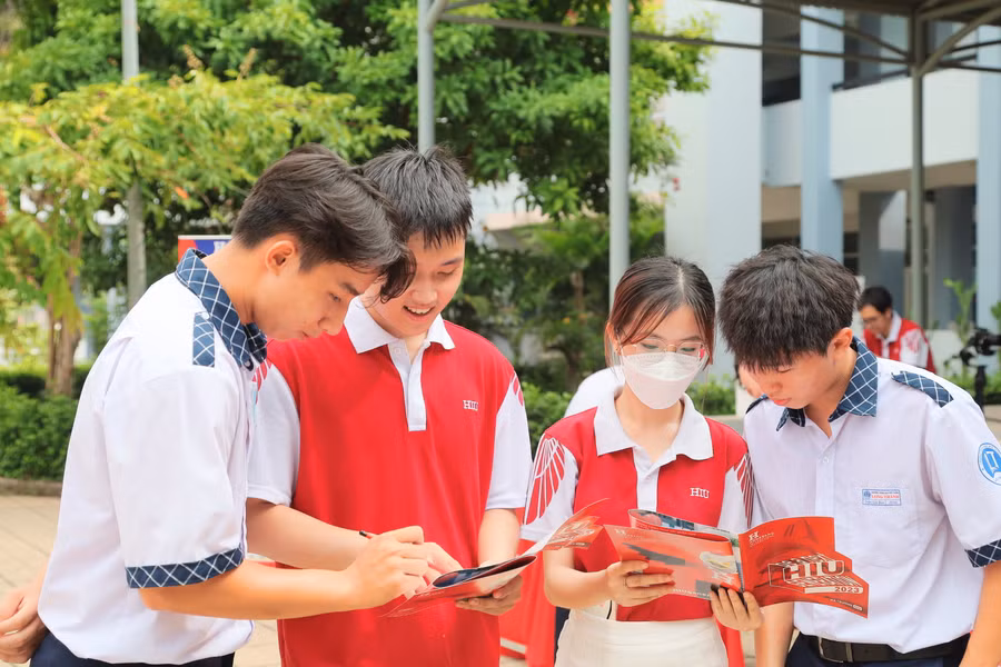 Học sinh đang tìm hiểu thông tin nhóm ngành Khoa học xã hội tại HIU