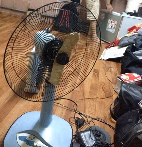 Sửa quạt đâu phải chuyện giản đơn. Sửa quạt đâu phải chuyện giản đơn.