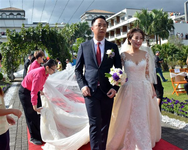 Cô dâu, chú rể hân hoan trong ngày cưới hôm 10/12. ẢnH: Drama Fever.