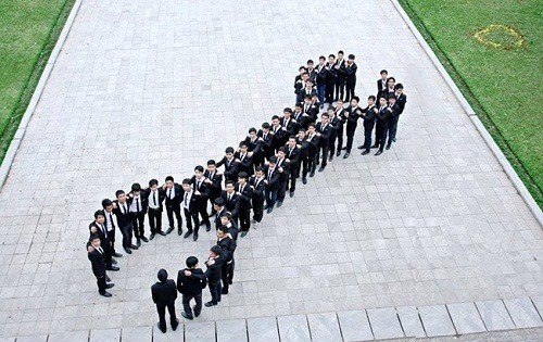 Khi dân cơ khí chụp kỷ yếu.