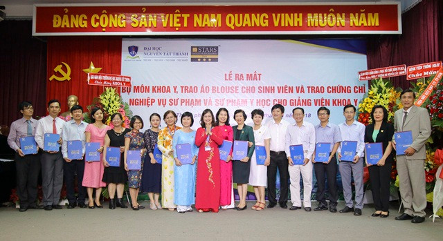 Các giảng viên khoa Y nhận chứng chỉ nghiệp vụ sư phạm và sư phạm y học tại buổi lễ Các giảng viên khoa Y nhận chứng chỉ nghiệp vụ sư phạm và sư phạm y học tại buổi lễ