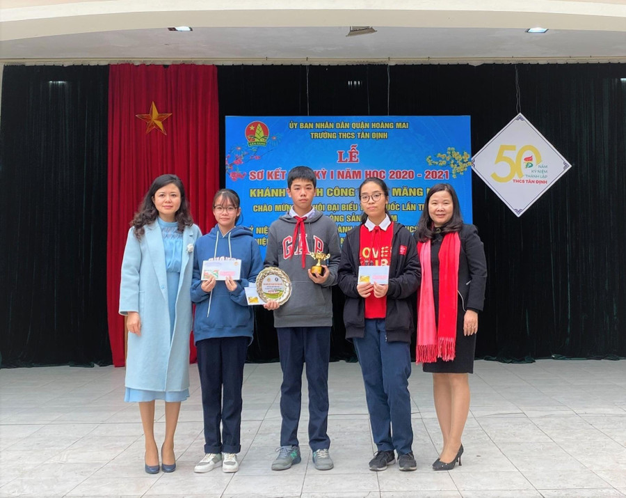 Việt Nhật (giữa) được các thầy cô và bạn bè quý mến vì chăm chỉ học hành, tính tình hòa đồng cùng mọi người. Việt Nhật (giữa) được các thầy cô và bạn bè quý mến vì chăm chỉ học hành, tính tình hòa đồng cùng mọi người.