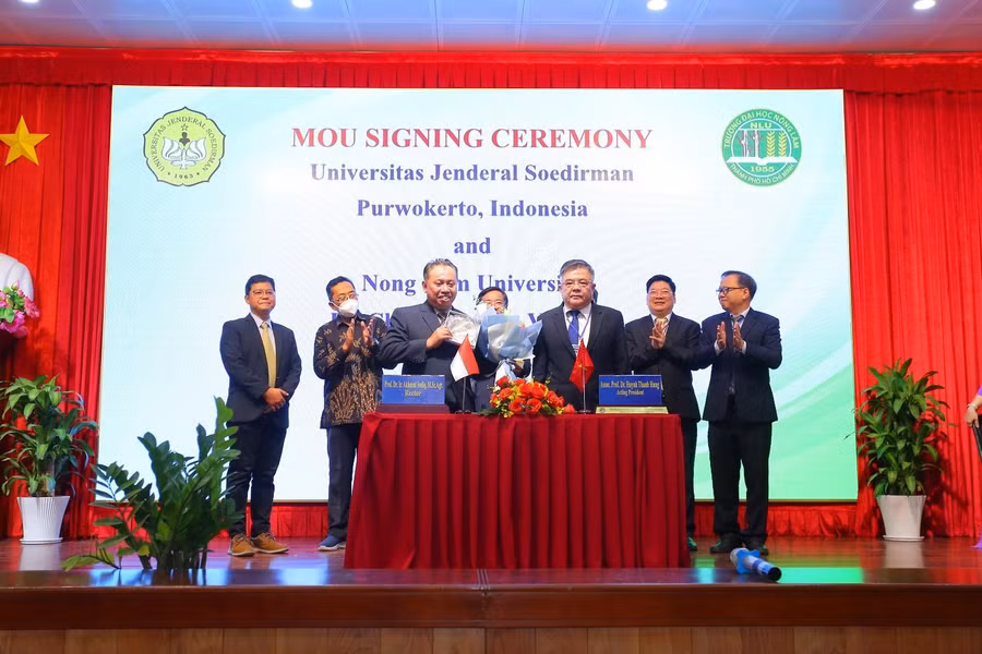 Ban giám hiệu Trường ĐH Nông lâm TPHCM ký hợp tác với đối tác nước ngoài.