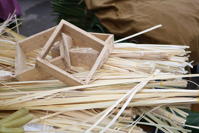 Ngắm nhìn những bó lạt giang trắng muốt không ít người xa quê đã rạo rực không khí sum họp cùng gia đình.