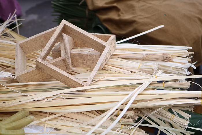 Ngắm nhìn những bó lạt giang trắng muốt không ít người xa quê đã rạo rực không khí sum họp cùng gia đình.