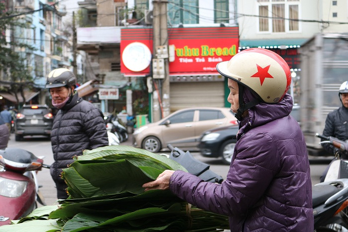 Lá dong rừng được nhập từ Hòa Bình, Tuyên Quang, Bắc Kạn… và được bán với giá 40.000 đồng/bó/50 lá. Lá dong ta hay còn được gọi là lá dong nếp thì được các tiểu thương thhu mua tại làng lá dong Tràng Cát huyện Thanh Oai. Loại lá dong trứ danh này có giá cao hơn được bán với giá 45.000 đồng/bó/40 lá.