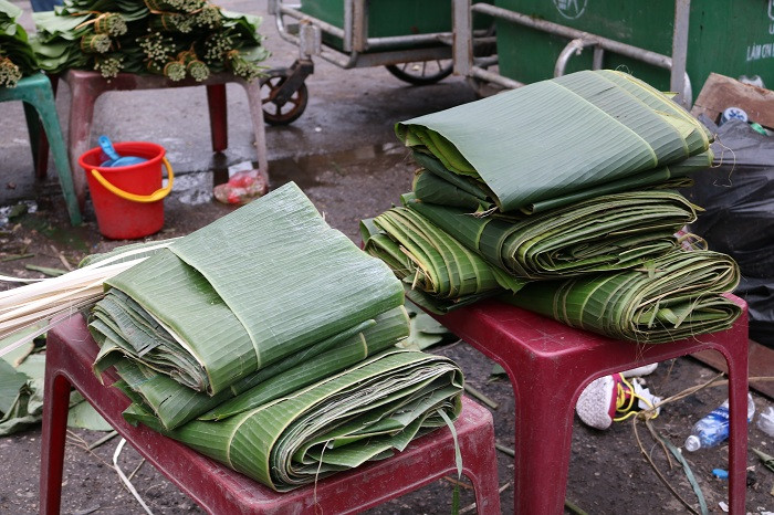 Lá dong luôn là thứ không thể thiếu để làm nên “phần hồn” cho chiếc bánh chưng ngày Tết nên người mua cũng khá thoải mái, ít khi mặc cả. Không chỉ có lá dong, đây cũng là nơi cung cấp một lượng lớn lá chuối phục vụ người dân gói giò, chả dịp Tết cổ truyền.