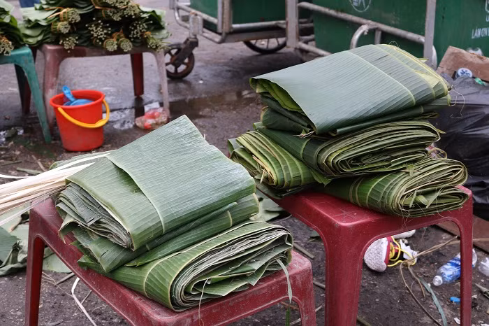 Lá dong luôn là thứ không thể thiếu để làm nên “phần hồn” cho chiếc bánh chưng ngày Tết nên người mua cũng khá thoải mái, ít khi mặc cả. Không chỉ có lá dong, đây cũng là nơi cung cấp một lượng lớn lá chuối phục vụ người dân gói giò, chả dịp Tết cổ truyền.