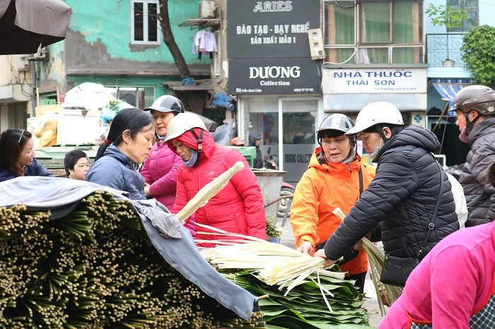 Chợ lá dong giữa lòng Hà Nội tấp nập người bán kẻ mua ngày giáp Tết