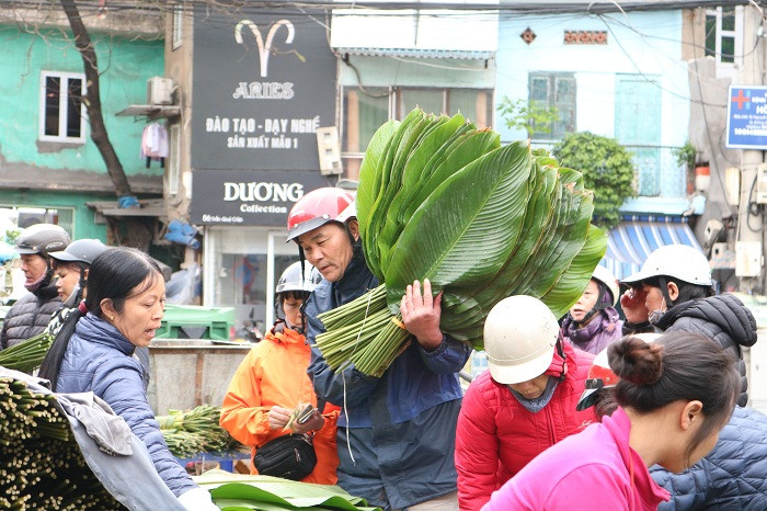 Trong quãng thời gian này, mỗi gian hàng của tiểu thương thường bán được hàng ngàn, thậm chí lên tới hàng chục ngàn chiếc lá dong mỗi ngày.