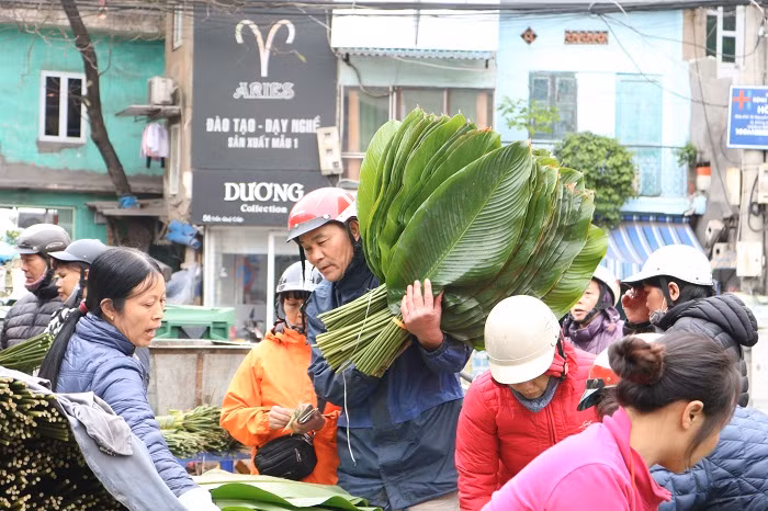 Trong quãng thời gian này, mỗi gian hàng của tiểu thương thường bán được hàng ngàn, thậm chí lên tới hàng chục ngàn chiếc lá dong mỗi ngày.
