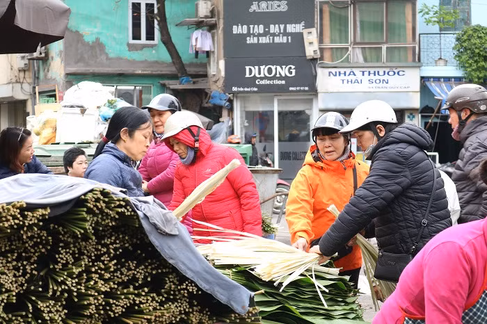 Chợ lá dong giữa lòng Hà Nội tấp nập người bán kẻ mua ngày giáp Tết