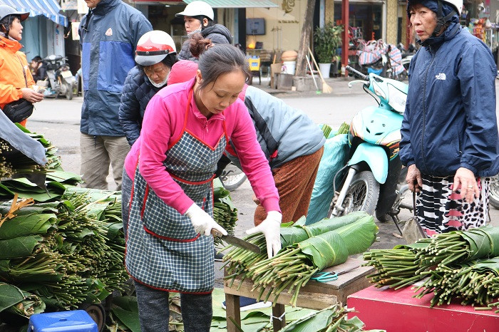 Chợ lá dong Hà Nội trên đường Trần Quý Cáp, ngay cạnh cổng ga Hà Nội đã tồn tại từ rất lâu và là địa chỉ cung cấp lá dong gói bánh chưng cho người dân Thủ đô Hà Nội.