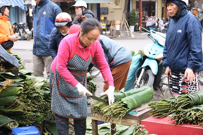 Chợ lá dong Hà Nội trên đường Trần Quý Cáp, ngay cạnh cổng ga Hà Nội đã tồn tại từ rất lâu và là địa chỉ cung cấp lá dong gói bánh chưng cho người dân Thủ đô Hà Nội.