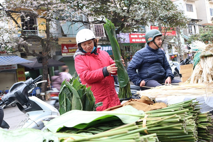 Trên phố dài khoảng 50m nhưng có tới hàng chục sạp hàng bán lá dong, cả lá dong ta và lá dong rừng.