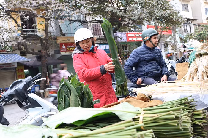 Trên phố dài khoảng 50m nhưng có tới hàng chục sạp hàng bán lá dong, cả lá dong ta và lá dong rừng.