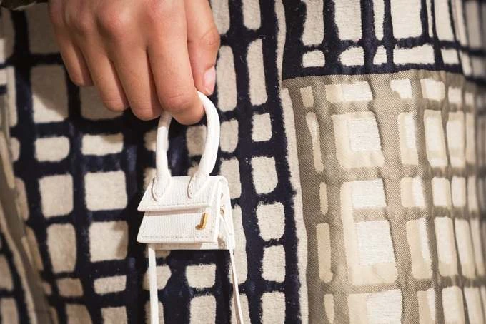 Mẫu túi tí hon giá chục triệu đang khiến dân tình phát sốt dùng để đựng gì?