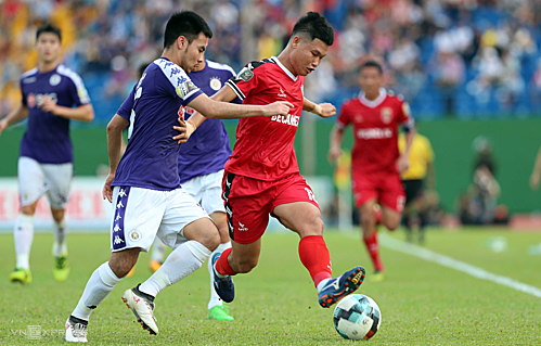 Bình Dương (áo đỏ) đang phải căng sức thi đấu ở hai mặt trận V-League và AFC Cup nên cầu thủ không có phong độ cao Bình Dương (áo đỏ) đang phải căng sức thi đấu ở hai mặt trận V-League và AFC Cup nên cầu thủ không có phong độ cao