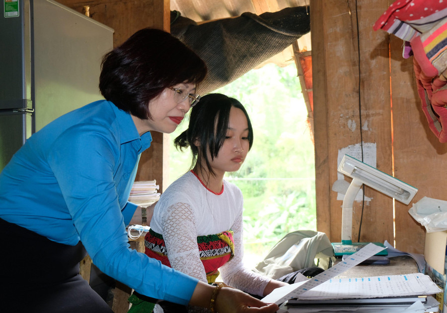 Bà Đặng Hoàng Anh, Phó Chủ tịch Công đoàn Giáo dục Việt Nam thăm nhà của Diễm và trao học bổng “Viết tiếp ước mơ” tới em.