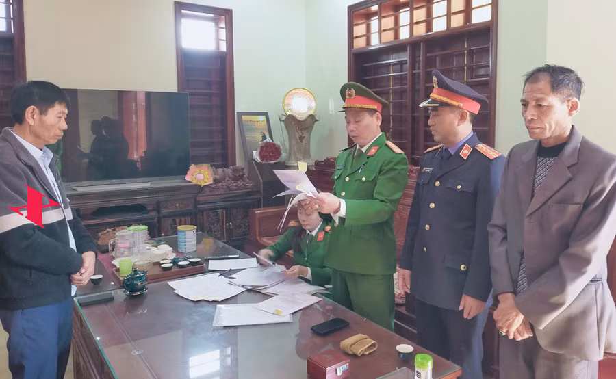 Cảnh sát đọc lệnh bắt tạm giam đối với bị can Nguyễn Xuân Phượng (dấu X).