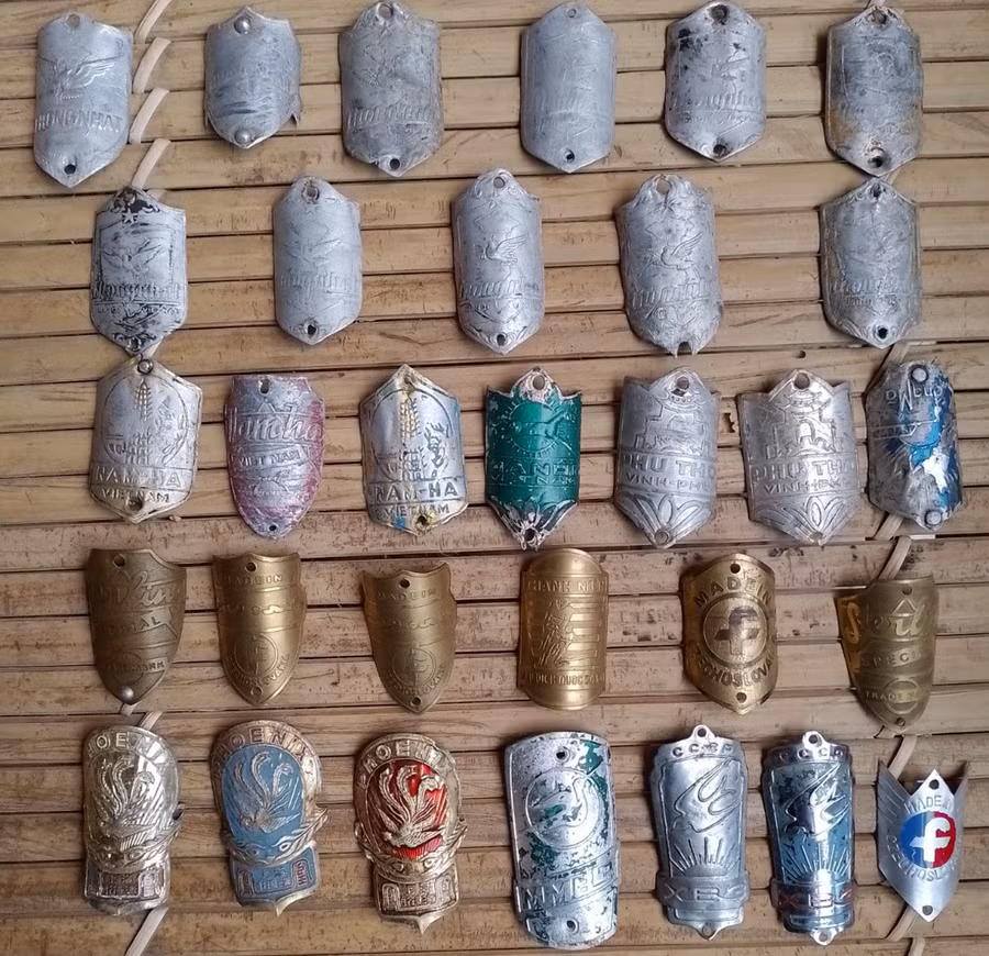 Các loại mác xe đạp huyền thoại một thời được ông Ngôn sưu tầm. Ảnh: LT.