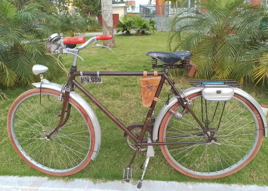 Chiếc xe đạp Motobecane của Pháp từng có người trả giá cao song ông Ngôn không bán. Ảnh: LT. Chiếc xe đạp Motobecane của Pháp từng có người trả giá cao song ông Ngôn không bán. Ảnh: LT.