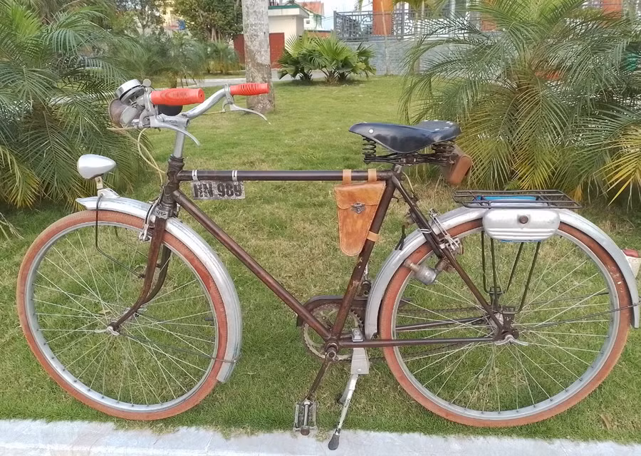 Chiếc xe đạp Motobecane của Pháp từng có người trả giá cao song ông Ngôn không bán. Ảnh: LT.