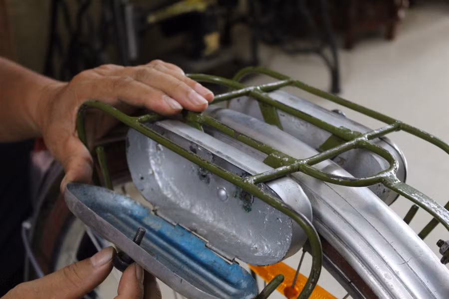 Hộp đựng đồ phía sau của chiếc xe đạp Thống Nhất. Ảnh: LT.