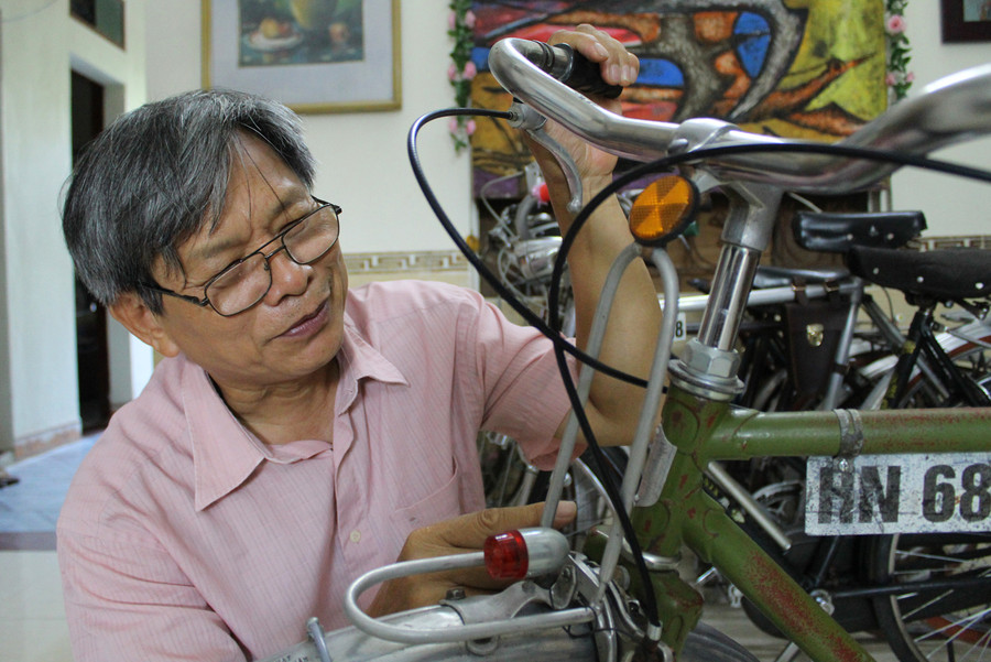 Ông Nguyễn Hữu Ngôn bên bộ sưu tập xe đạp cổ của mình. Ảnh: LT. Ông Nguyễn Hữu Ngôn bên bộ sưu tập xe đạp cổ của mình. Ảnh: LT.