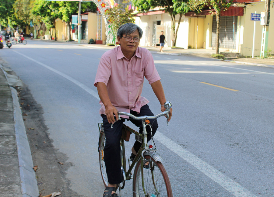 Ông Ngôn rèn luyện thói quen đi xe đạp mỗi ngày để giảm thiểu ô nhiễm môi trường. Ảnh: LT. Ông Ngôn rèn luyện thói quen đi xe đạp mỗi ngày để giảm thiểu ô nhiễm môi trường. Ảnh: LT.