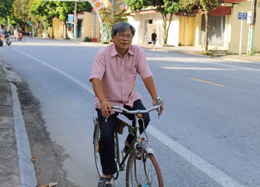 Ông Ngôn rèn luyện thói quen đi xe đạp mỗi ngày để giảm thiểu ô nhiễm môi trường. Ảnh: LT.
