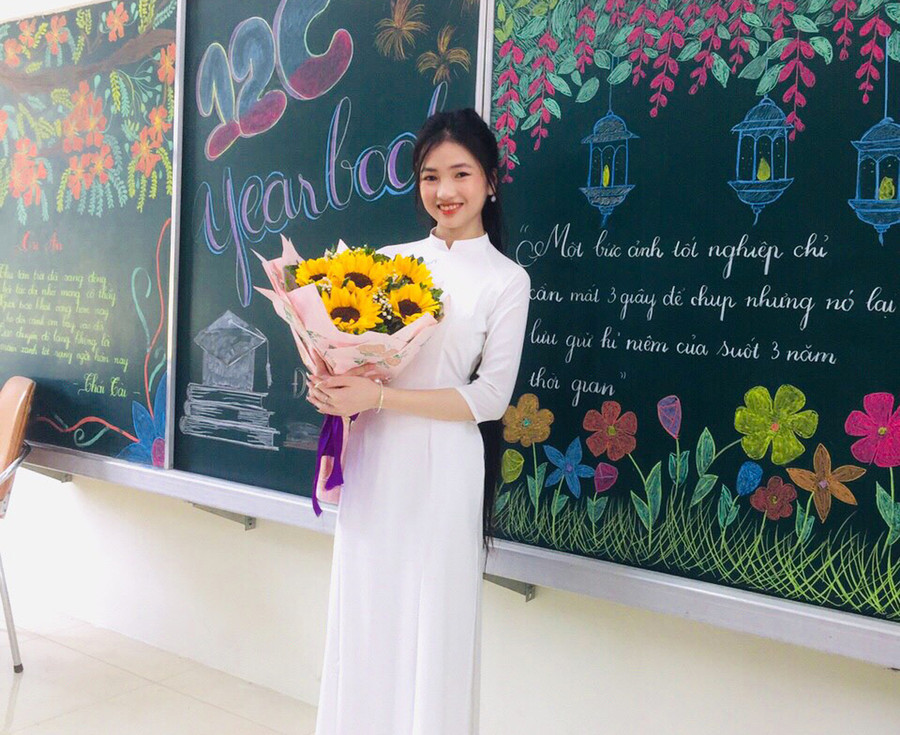 Thảo Linh dịu dàng trong tà áo dài truyền thống. Thảo Linh dịu dàng trong tà áo dài truyền thống.