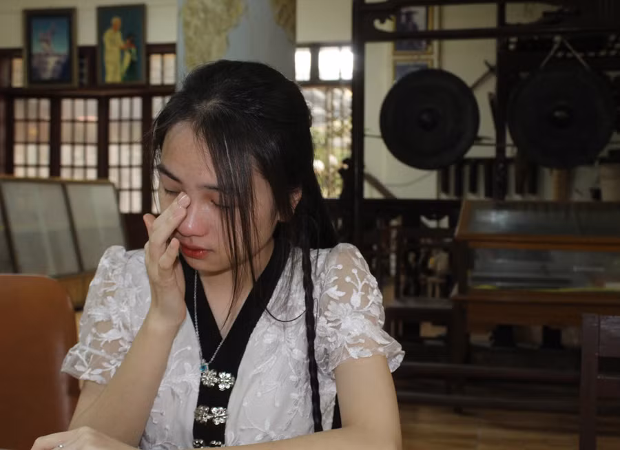 Thảo Linh rưng rưng nước mắt khi kể về hoàn cảnh của mình. Ảnh: LT.