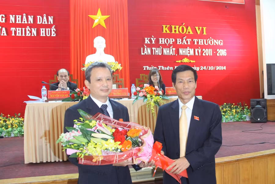 Ông Nguyễn Ngọc Thiện Bí thư Tỉnh ủy Thừa Thiên – Huế (bìa phải) tặng hoa chúc mừng ông Lê Trường Lưu được bầu giữ chức Chủ tịch HĐND tỉnh.