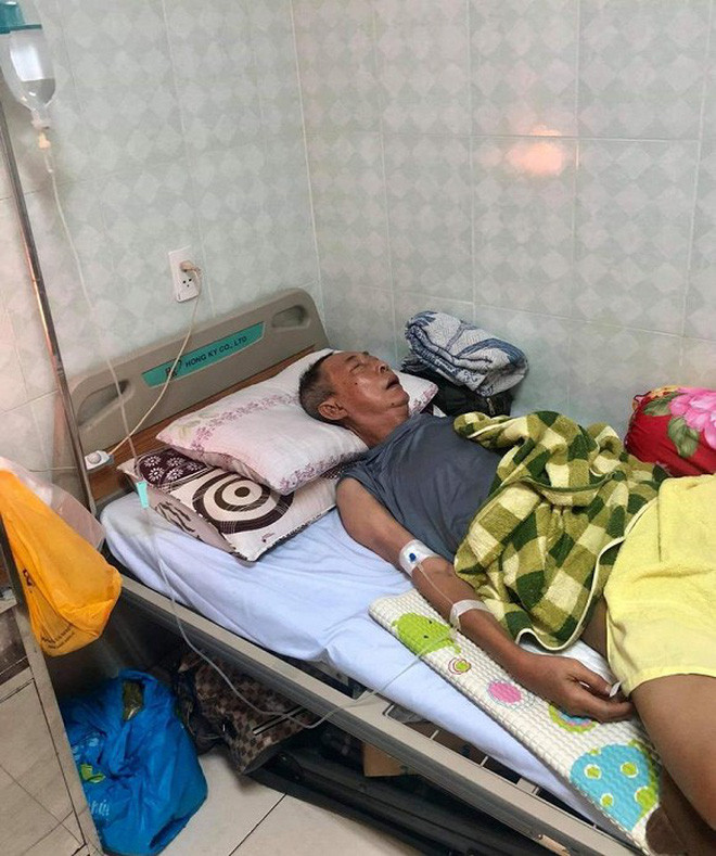 Xót xa hình ảnh nghệ sĩ Lê Bình sốt cao, mê man trên giường bệnh chống chọi ung thư - Ảnh 1. Xót xa hình ảnh nghệ sĩ Lê Bình sốt cao, mê man trên giường bệnh chống chọi ung thư - Ảnh 1.