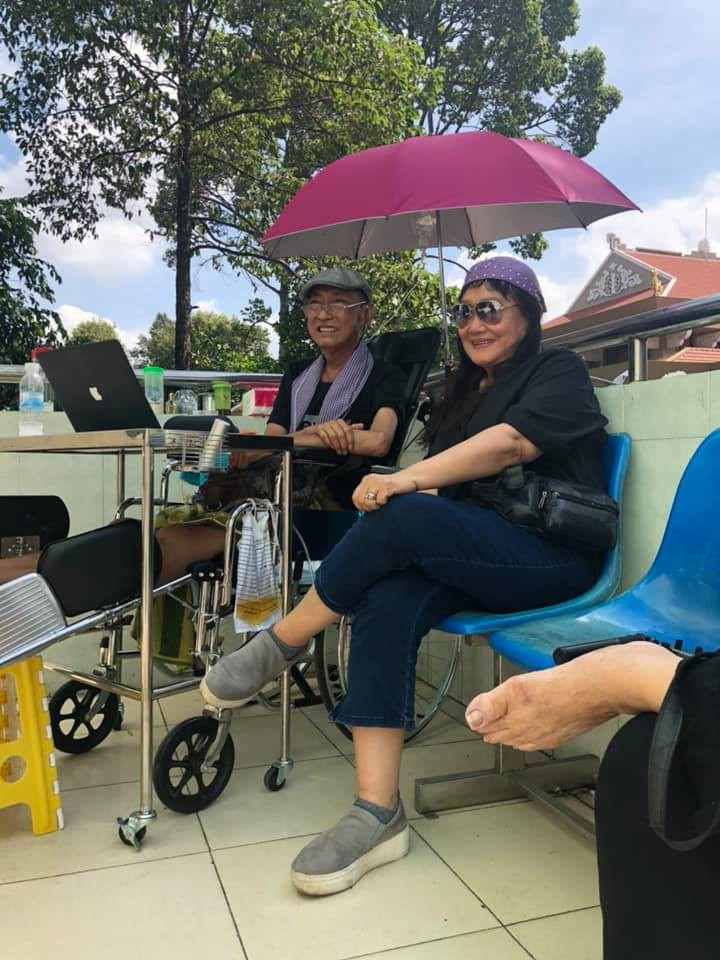 Xót xa hình ảnh nghệ sĩ Lê Bình sốt cao, mê man trên giường bệnh chống chọi ung thư - Ảnh 3. Xót xa hình ảnh nghệ sĩ Lê Bình sốt cao, mê man trên giường bệnh chống chọi ung thư - Ảnh 3.