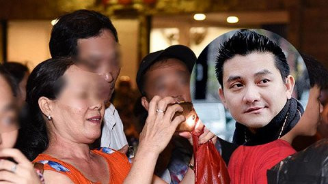 Dòng người đau buồn tiễn đưa nghệ sĩ Anh Vũ về nơi an nghỉ cuối cùng ảnh 12 Bị chỉ trích dữ dội, đám đông vẫn trơ trẽn cười đùa phản cảm ở lễ viếng nghệ sĩ Anh Vũ