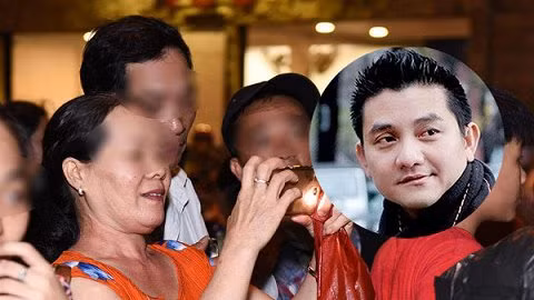 Dòng người đau buồn tiễn đưa nghệ sĩ Anh Vũ về nơi an nghỉ cuối cùng ảnh 12 Bị chỉ trích dữ dội, đám đông vẫn trơ trẽn cười đùa phản cảm ở lễ viếng nghệ sĩ Anh Vũ