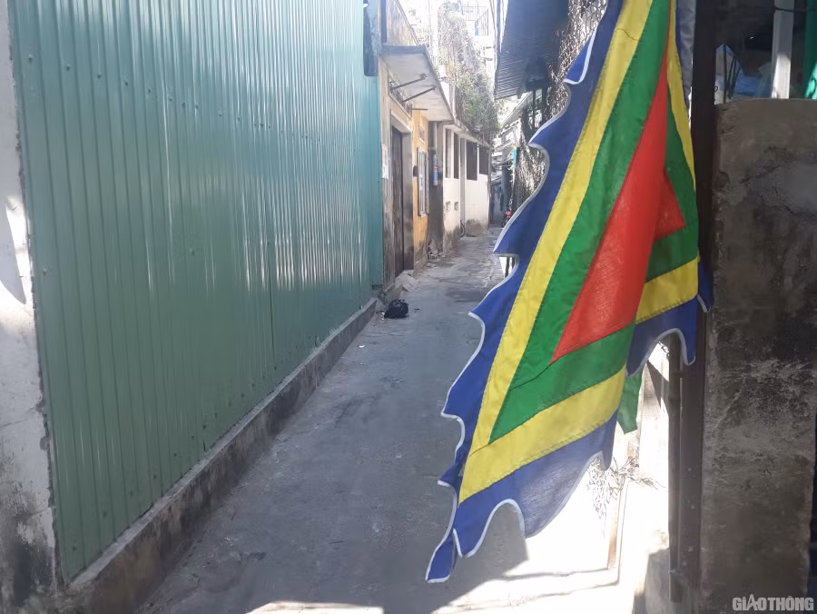 Con hẻm nhỏ dẫn vào nhà ông Lương Phú vắng lặng, u buồn,